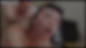 Nastolatka gra na flecie zręcznie i uwielbia, gdy tryskam jej na twarz Thumb