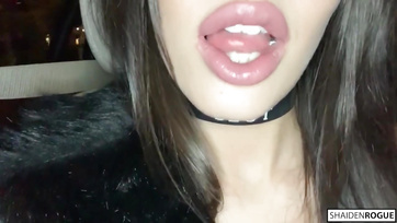 Gorąca laska w kinie z gorącą i odważną nastolatką Thumb