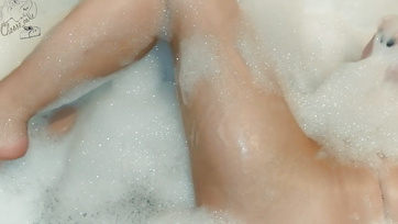 Amatorka laska w wannie bawi się swoją gorącą cipką Thumb