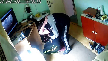 Amatorka z Budapesztu ssie kutasa swojego byłego chłopaka, stojąc na kolanach Thumb