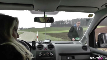 Młody autostopowicz poderwany przez niegrzeczną mamę, żeby go wyruchać w dupę Thumb