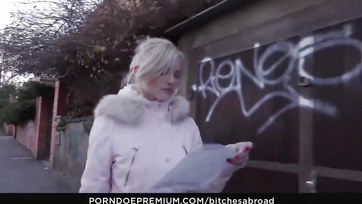 Gorąca węgierska spiné zdjęła majtki z wdzięczności i pozwoliła im ruchać się w tyłek Thumb