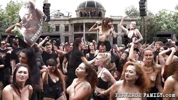 Gorące rockerki tak się podnieciły na festiwalu, że zaczęły ruchać nieznajomych Thumb
