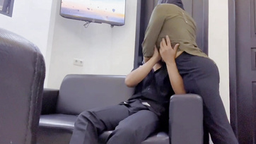 Indonezyjska żona zadzwoniła do swojego kochanka z dużym penisem, gdy tylko wyszła z domu mąż Thumb