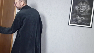 Młoda kurierka lizała i ruchała swoją cipkę, podczas gdy stary facet rucha ją na stojąco Thumb