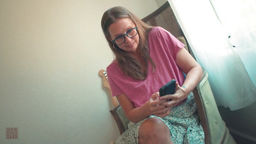 50-letnia dziewczyna czekała z rozstawionymi nogami, aż jej pasierb wsadzi w nią swojego kutasa Thumb