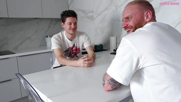 Chłopak zasnął, więc słodka nimfomanka ruchała swoją najlepszą przyjaciółkę Thumb