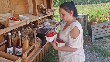 Puszysta gospodyni domowa ruchała jednego ze swoich klientów na zewnątrz Thumb