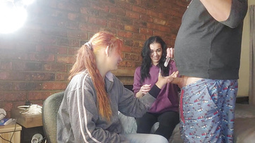 Dwie nieśmiałe nastolatki na zmianę masturbują się kutasem przyrodniego brata Thumb