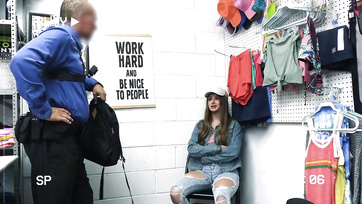 Urocza studentka musiała odpokutować kradzież swoim kształtnym tyłkiem Thumb