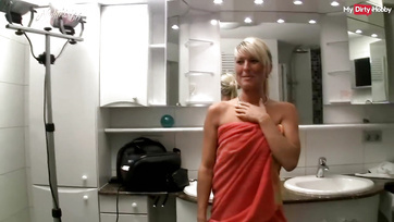 Młodemu chłopakowi udało się wsunąć swojego wyprostowanego kutasa do cipki mamy swojego przyjaciela Thumb