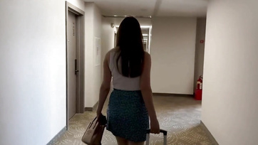 Najpierw złapał macochę za cycki, a następnie wbił jej kutasa w cipkę Thumb