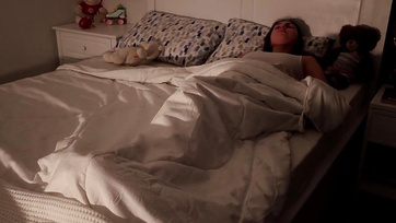 Mama topless i napalony pasierb pożądali się nawzajem podczas gry Thumb