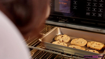 Masował i pieprzył swoją macochę z dużymi cyckami na Dzień Matki Thumb