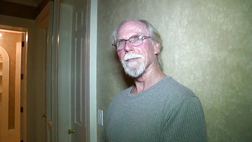 W dniu swoich urodzin, 18-letniej dziewczynie stary facet wpakował penisa w cipkę Thumb