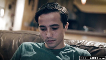 Przystojny młody chłopak wsadził swojego wielkiego kutasa w gorącą dziurkę swojej cycatej macochy Thumb