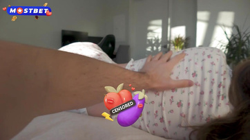 Ruchanie o świcie z moją rozpustną, cycatą współlokatorką, zakończone tryskaniem w cipkę Thumb