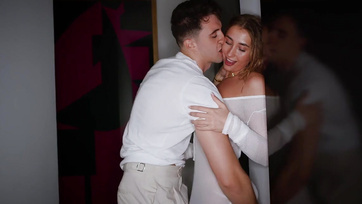 Cipka małej dziwki trysnęła jak fontanna po tym, jak brutalnie ją wydymałem w dupę Thumb