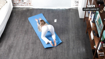 Moja niegrzeczna macocha udawała, że ćwiczy jogę, ale myślę, że chciała tylko poczuć mojego kutasa w swojej cipce Thumb