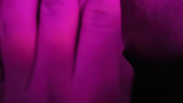 Seksowna amatorka głośno jęczała, podczas gdy jej chłopak palcował jej mokrą cipkę Thumb