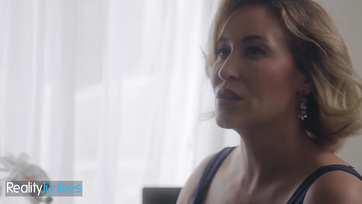 Nauczycielka z dużymi cyckami, MILF, nagrodziła swoją młodą uczennicę brudną cipką Thumb