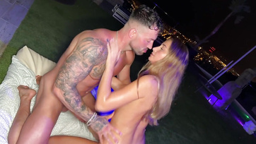 Niegrzeczna brytyjska aktorka porno została dobrze wydymana, a następnie obsikana i wytryskała przez dobrze zbudowanego faceta Thumb