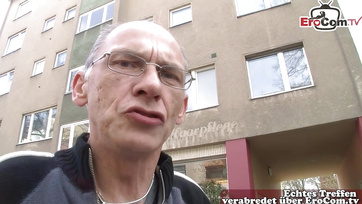 Berliński dziadek poderwał niegrzeczną blond dziwkę na poboczu drogi Thumb