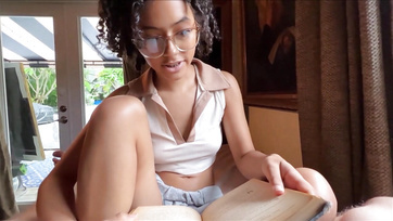 Jej własny przyrodni brat wprowadził śliczną 18-letnią dziewczynę z aparatem ortodontycznym w sekrety seksu Thumb