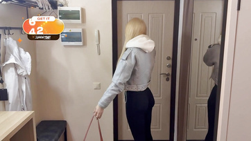 Seksowna blondynka pomyliła numer domu, w którym spotkał się nagi nieznajomy facet Thumb