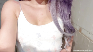 Napalona amatorka ściągnęła szorty i włożyła sobie palce do odbytu w majtki Thumb