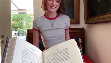 Moja śliczna rudowłosa przyrodnia siostra chciała poczuć mojego kutasa w swojej ciasnej cipce Thumb