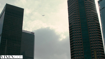 Przystojniak czekał w domu półnagi z soczystą cipką bogaty facet z blond pięknością Thumb