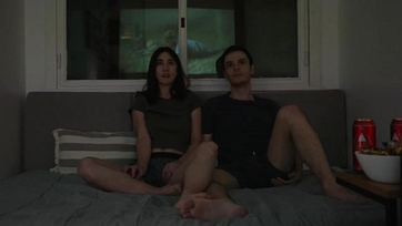 Podczas oglądania filmu oboje się podnieciliśmy i zaczęliśmy się całować, co potem przerodziło się w lesbijskie ruchanie Thumb