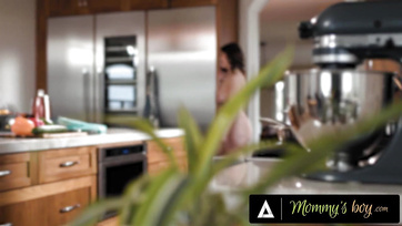 Krągła, dojrzała mama zrzuciła fartuch i pozwoliła pasierbowi to zrobić Thumb