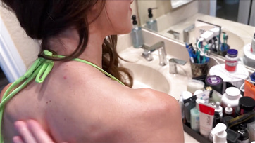 Moja macocha ze sztucznymi cyckami przylgnęła do mojego grubego kutasa, kiedy doszliśmy z plaży Thumb