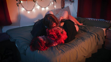 Niemiecka nastolatka ssała kutasa swojej współlokatorki, podczas gdy jej lesbijska przyjaciółka ruchała ją w odbyt dildo na pasku Thumb