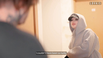 Pénz nem volt a fiúnál, de a duzzadt farkát boldogan felkínálta a nagycsöcsű futár csajszinak Thumb