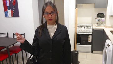 Odalógatta az álló faszát a szexi ingatlanügynök csajnak ahelyett hogy fizetett volna az albérletért Thumb