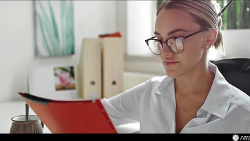 Amikor megáll az idő - Te is megdugtad volna a csinos miniszoknyás csajszit az irodában? Thumb