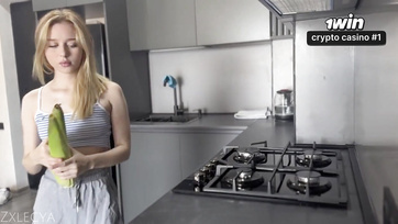 A cuki mostohahúgicám rajtakapott önkielégítés közben, de aztán felajánlotta a segítségét Thumb