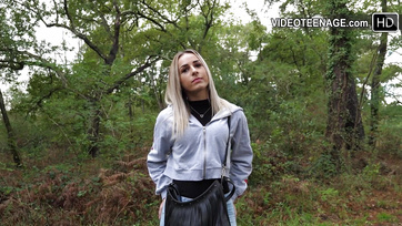 Elcsalta a kerekseggű 18 éves csajszit az első szexcastingjára és megkettyintette a nedves punciját Thumb