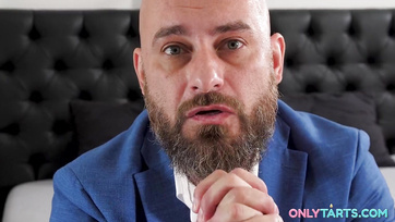 A fiatal egyetemista lányok még a seggükbe is befogadták az idősebb szakállas fickó péniszét Thumb