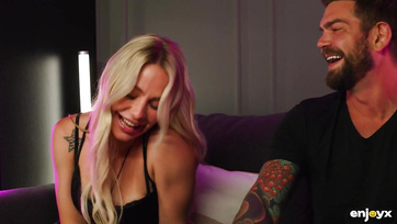 A szexi szőkehajú leányzó kefélés közben könyörgött hogy tegyem át a farkamat a segglyukába Thumb