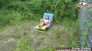 Sikerült rábeszélnie a szomszéd pasinak a dögös német feleséget hogy maszturbáljon egyet a szabadban Thumb