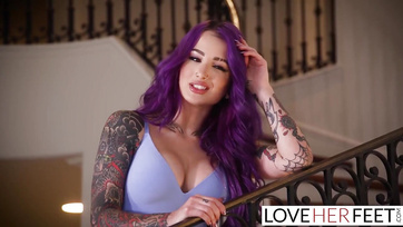 A perverz tetovált szépség a lábfejével kényeztette a srác farkát mielőtt ügyesen meglovagolta Thumb