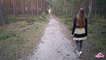 A cuki nimfomániás tinilány az erdőben akarta leszopni a farkamat és lenyelni a gecimet Thumb