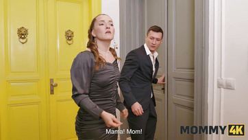 A lánya háta mögött csábította el a fiatal jóképű vejét a 40 éves nagymellű milf anyuka Thumb