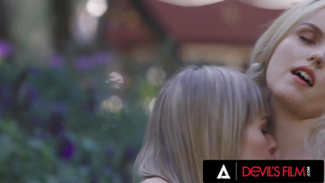 A szabadban kívánták meg egymás nedves puncikáját a vékony leszbikus lányok Thumb