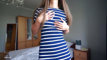 Moja zboczona macocha nie pozwoliła mi włożyć go do jej cipki, ale pomogła mi wytrysnąć w jej majtki Thumb