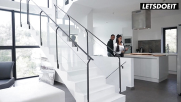 Latynoska agentka nieruchomości milf wspięła się na ogromnego kutasa przystojnego czarnego faceta na pokazie domu Thumb